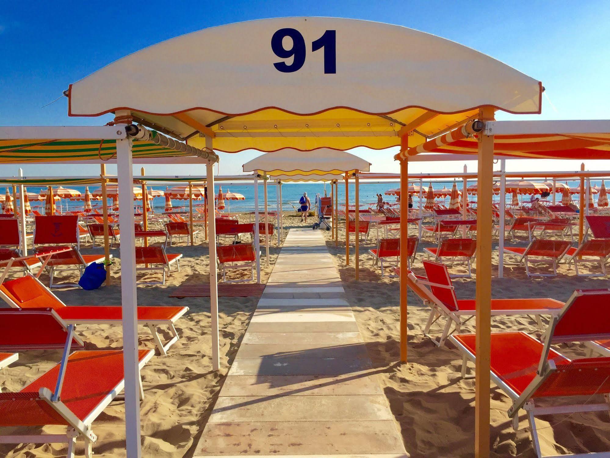 Hotel Mehari Riccione Exterior foto